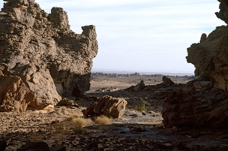 Oued Djaret, Algeria. Huge, natural sandstone arch over 25 metres high in the ‘stone forest’ on the Tassili plateau. Image ID: algdja0010001