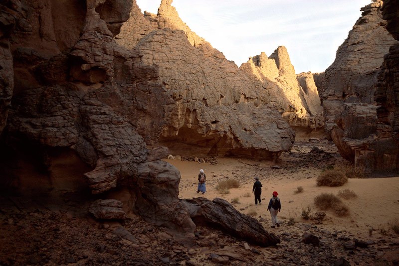 Djanet, Algeria. Canyons and defiles lead through the sandstone Tassili ‘n Ajjer above town of Djanet. Image ID: algdja0020001