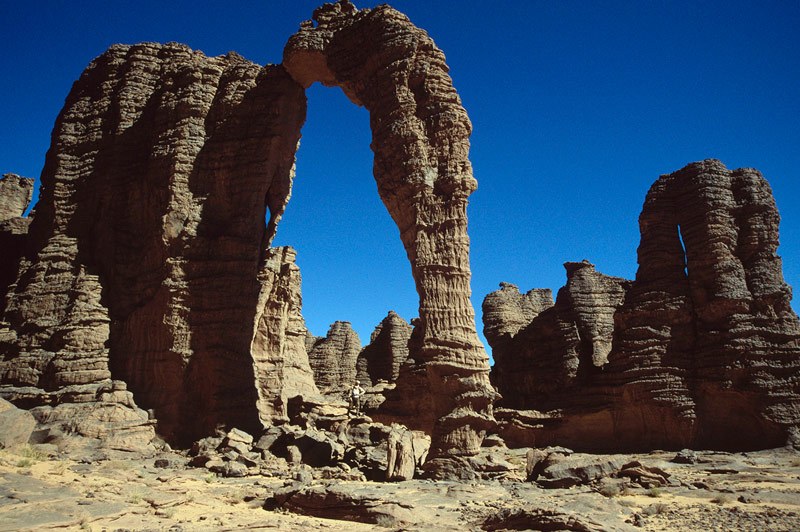 Oued Djaret, Algeria. Huge, natural sandstone arch over 25 metres high in the ‘stone forest’ on the Tassili plateau. Image ID: algdja0100001