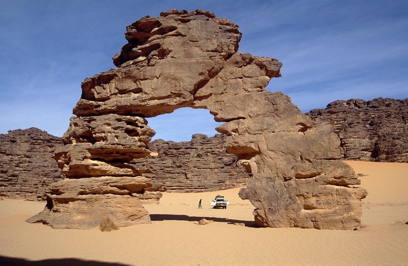 Tadrart, Algeria. Natural sandstone arch on route to El Biridge. Image ID: algtdr0010001