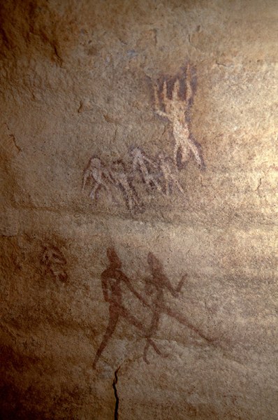 Djanet, Algeria. Large Round Head Period paintings in a sandstone shelter of people standing, walking and appearing to float in space. Image ID: algdja0010020