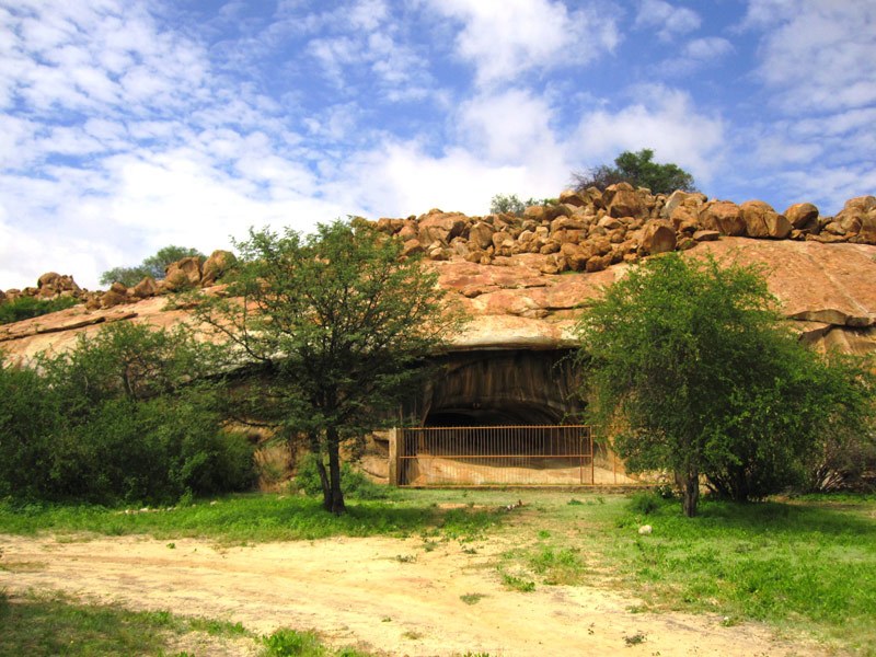 Tchitundu Hulu rock art site. Image ID: angtch0010008