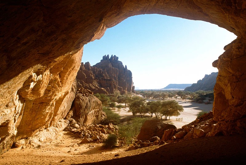 Archei Guelta. Large cave extends 35-40 metres into base of sandstone mountain. Numerous paintings in cave include white animals, red mounted horses and some geometric designs. Horse/Camel Period. Image ID: chaarg0020002