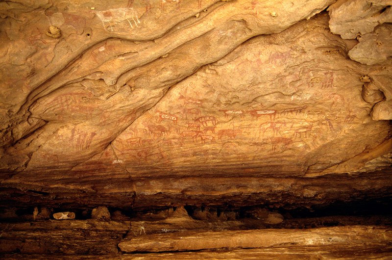 Tassili du Siniga. Bichrome paintings of cattle and herdsmen at left and right.Probably late Pastoral Period. Image ID: chatds0050042