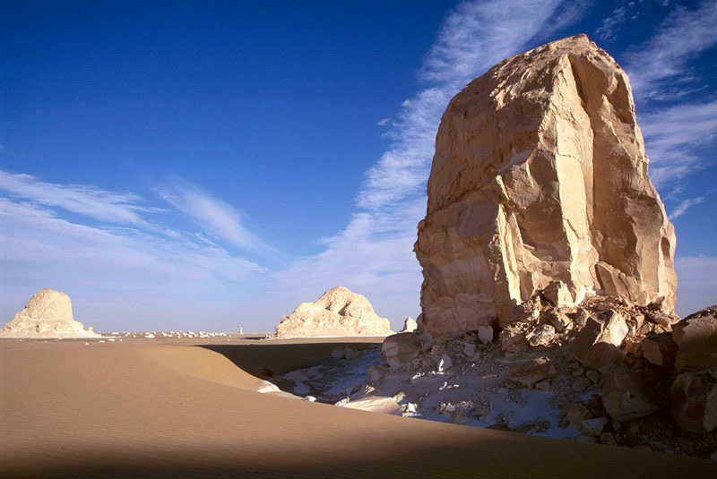 Wadi el Obeyied. Limestone inselberg near site in Wadi el-Obeiyed. Image ID: egyweo0010003