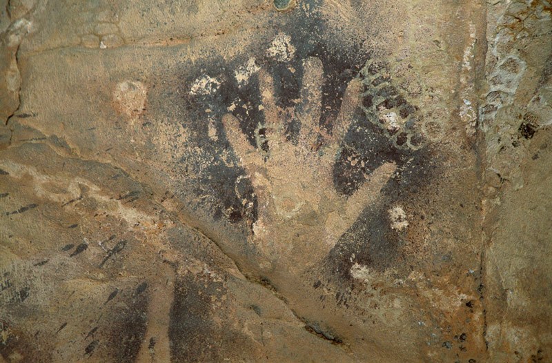 Wadi el Obeyied. Close-up of top handprint. (Grids at right are marks left by wasp nests.) Image ID: egyweo0010030