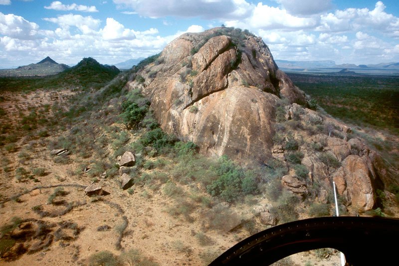 Isiolo. Oblique view of a huge boulder with engravings. Image ID: kenisi0010012