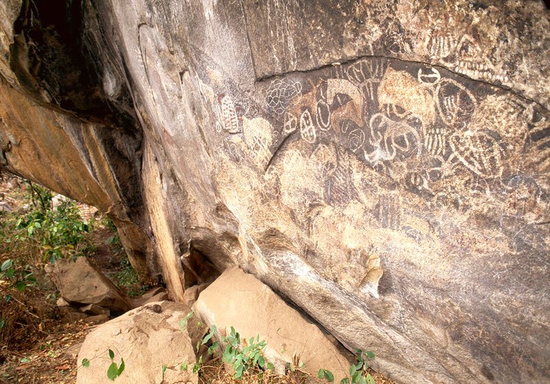 Mount Elgon. Oblique view of paintings in shelter. Floor of left shelter, suitable for habitation, is visible in background. Kakapel. Image ID: kenmte0010002