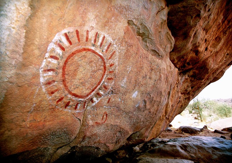 Tagant, Mauritania. Sloping rock face on upper south cliff with mainly red paintings. Image ID: mauaio0020004