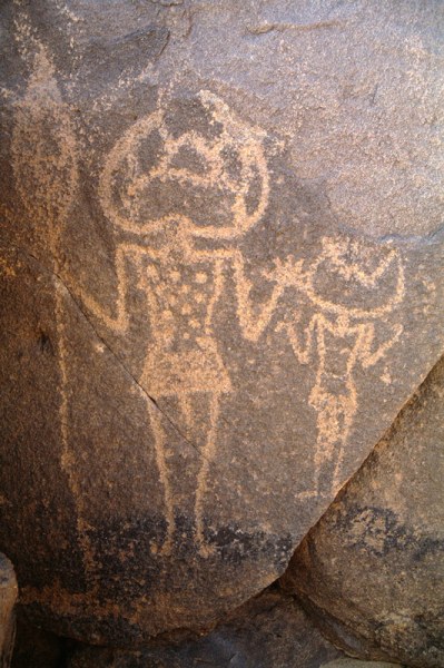 Two warriors with short tunics and tulip heads. Left warrior holds spear with metal head. Image ID: nignam0030053