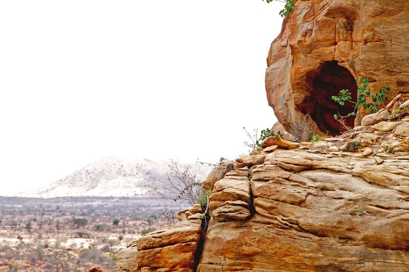 Las Geel. Views of cave in granite cliff on large kopje. Image ID: somlag0070002