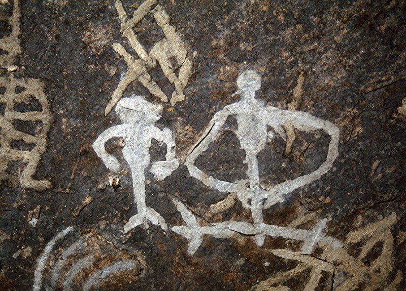 Two white figures with hands on hips. Image ID: tankon0020022
