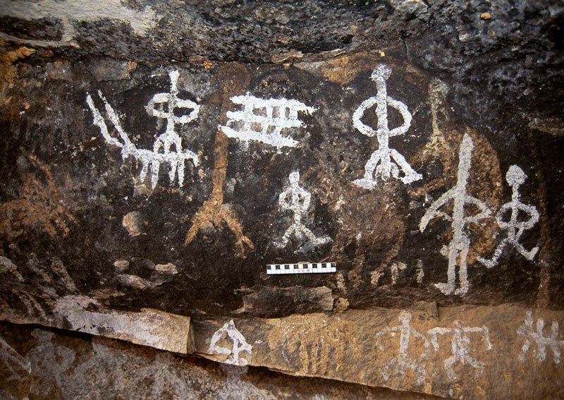 Recent Late White paintings superimposed over faded white paintings. At top left, see faded image of man riding animal. Scale bar. Image ID: tankon0020048