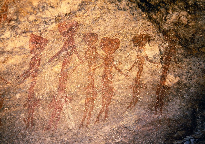 Six of standing figures in line of nine figures. Image ID: tankon0100014