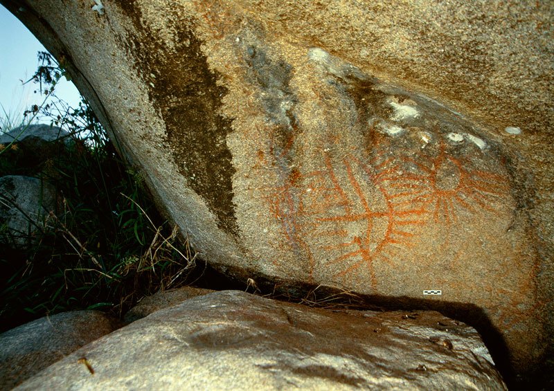 Lake Victoria, Uganda. Panel of red Twa-type paintings. Circle with rays and vertical split tear-shape with horizontal bars and rays. Scale bar. Image ID: ugavic0020002
